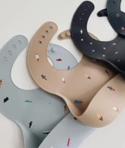 Mushie Siliconen Baby Slabbetje Met Opvangbakje | Retro Cars | BPA Ftalaatvrij| Afwasbaar -Winkel Voor Babyproducten 1011x1200