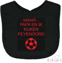 Soft Touch Slabbetje "ssssstt Papa En Ik Kijken FEYENOORD" Unisex Katoen Zwart/rood Afmeting 33 X 22 Cm