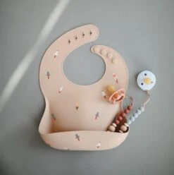 Mushie Siliconen Baby Slabbetje Met Opvangbakje | Rocket | BPA Ftalaatvrij| Afwasbaar 41 Mushie Siliconen Baby Slabbetje Met Opvangbakje | Rocket | BPA Ftalaatvrij| Afwasbaar -Winkel Voor Babyproducten 1196x1200 12