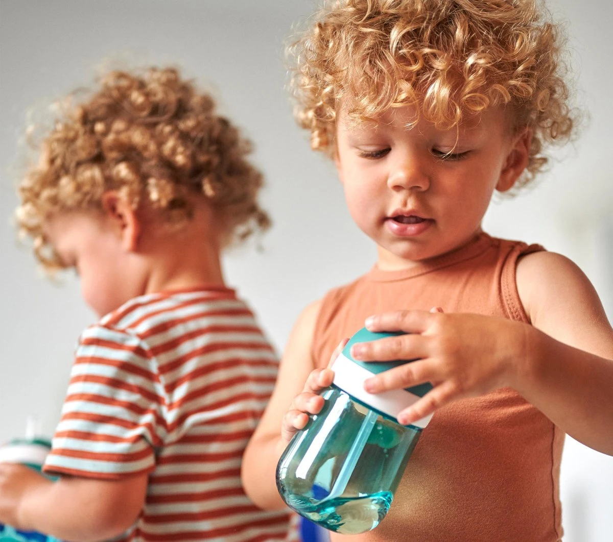 Mepal Mio – Rietjesbeker 300 Ml – Gegarandeerd Lekvrij – Deep Pink – Ideaal Voor Onderweg – Drinkbeker Kinderen 6 Mepal Mio – Rietjesbeker 300 Ml – Gegarandeerd Lekvrij – Deep Pink – Ideaal Voor Onderweg – Drinkbeker Kinderen - Afbeelding 4