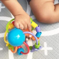 Playgro Speel En Leerbal - Grijp- En Bijtspeelgoed - Klikklak Geluiden - Spiegeltje - Kralen - Cilinder Met Rattelende Ballen 27 Playgro Speel En Leerbal - Grijp- En Bijtspeelgoed - Klikklak Geluiden - Spiegeltje - Kralen - Cilinder Met Rattelende Ballen -Winkel Voor Babyproducten 1200x1200 101