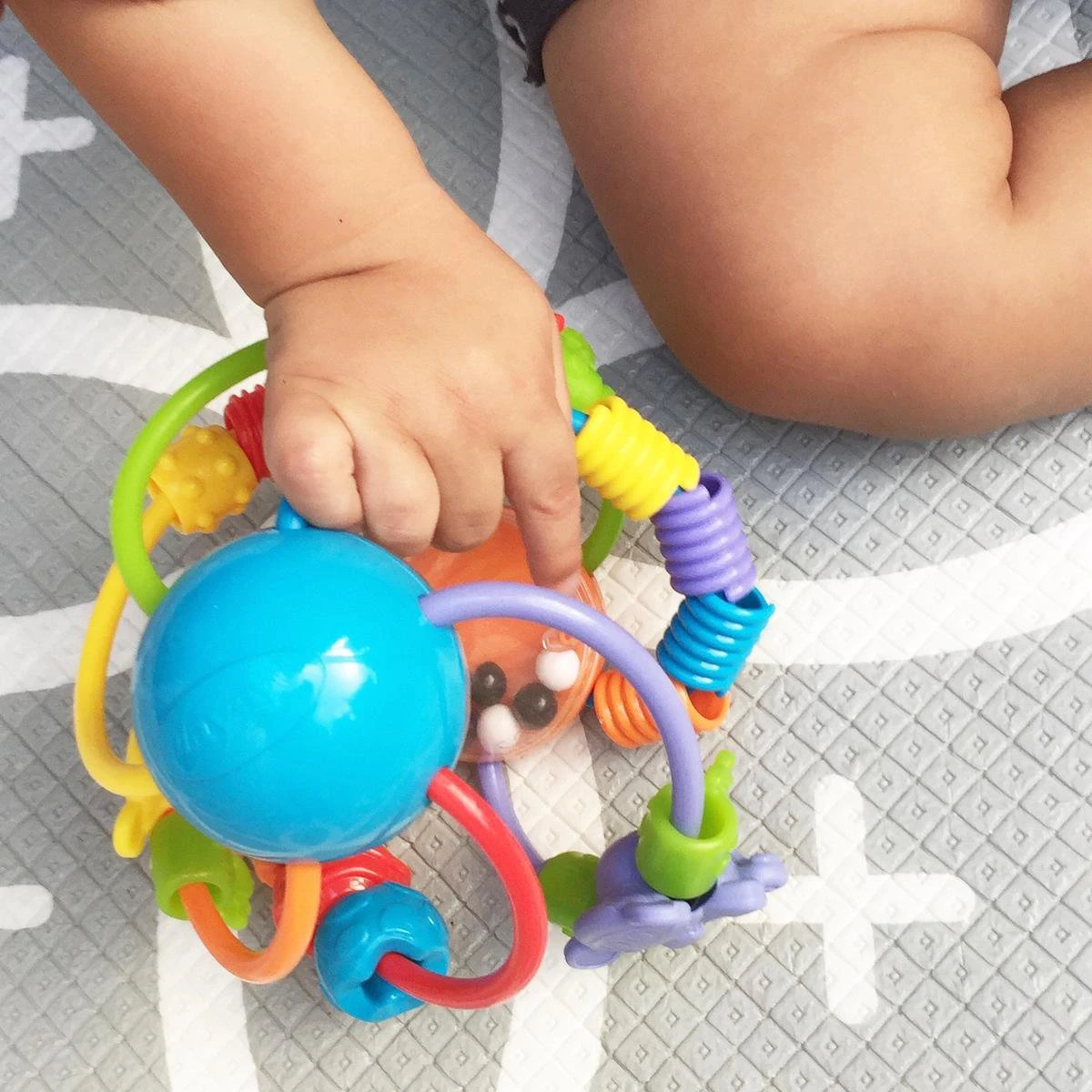 Playgro Speel En Leerbal - Grijp- En Bijtspeelgoed - Klikklak Geluiden - Spiegeltje - Kralen - Cilinder Met Rattelende Ballen 11 Playgro Speel En Leerbal - Grijp- En Bijtspeelgoed - Klikklak Geluiden - Spiegeltje - Kralen - Cilinder Met Rattelende Ballen - Afbeelding 9