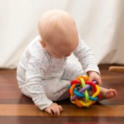 Playgro Buigbare Bendy Ball - Grijp- En Bijtspeelgoed - Incl Rammelaar - Activiteitenbal -Winkel Voor Babyproducten 1200x1200 195