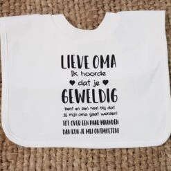 Merkloos Baby Slabbetje Cadeau Tekst Oma Je Wordt Oma Hoera Zwangerschap Bekendmaking Aankondiging Voor De Liefste Aanstaande Geboorte Gaat Worden Jullie Worden Zwangerschapsaankondiging