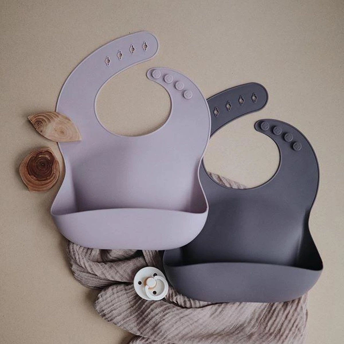 Mushie Siliconen Baby Slabbetje Met Opvangbakje | Rocket | BPA Ftalaatvrij| Afwasbaar 7 Mushie Siliconen Baby Slabbetje Met Opvangbakje | Rocket | BPA Ftalaatvrij| Afwasbaar - Afbeelding 5