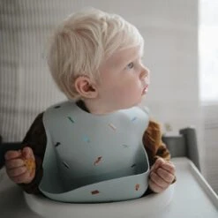 Mushie Siliconen Baby Slabbetje Met Opvangbakje | Rocket | BPA Ftalaatvrij| Afwasbaar 28 Mushie Siliconen Baby Slabbetje Met Opvangbakje | Rocket | BPA Ftalaatvrij| Afwasbaar -Winkel Voor Babyproducten 1200x1200 634