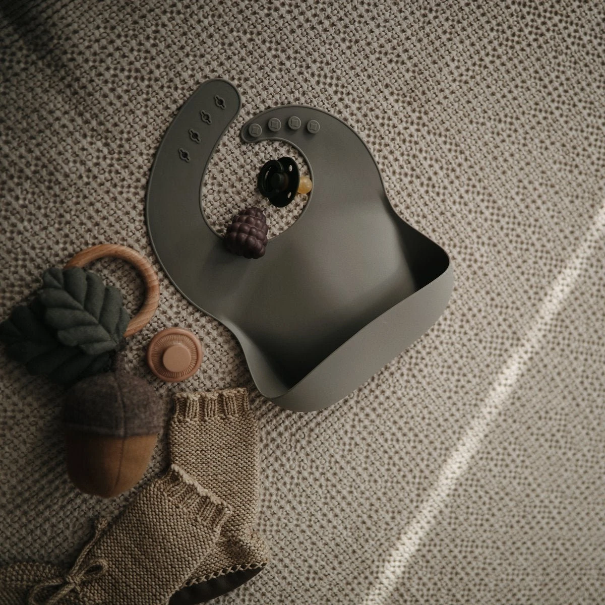 Mushie Siliconen Baby Slabbetje Met Opvangbakje | Rocket | BPA Ftalaatvrij| Afwasbaar 11 Mushie Siliconen Baby Slabbetje Met Opvangbakje | Rocket | BPA Ftalaatvrij| Afwasbaar - Afbeelding 9