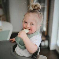 Mushie Siliconen Baby Slabbetje Met Opvangbakje | Rocket | BPA Ftalaatvrij| Afwasbaar 33 Mushie Siliconen Baby Slabbetje Met Opvangbakje | Rocket | BPA Ftalaatvrij| Afwasbaar -Winkel Voor Babyproducten 1200x1200 637