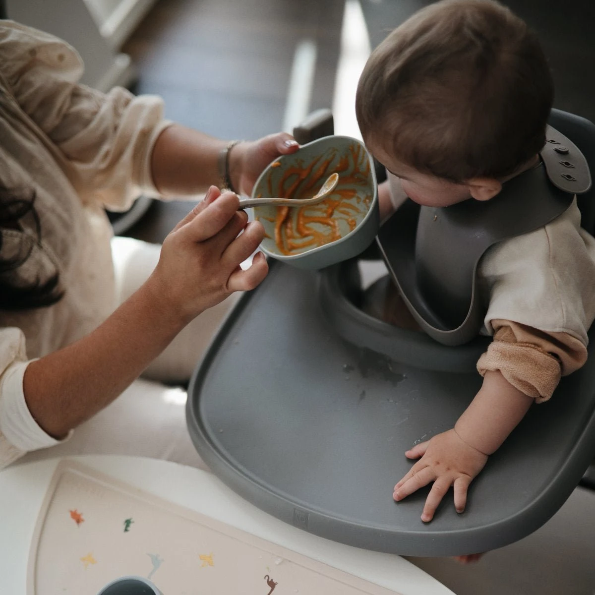 Mushie Siliconen Baby Slabbetje Met Opvangbakje | Rocket | BPA Ftalaatvrij| Afwasbaar 16 Mushie Siliconen Baby Slabbetje Met Opvangbakje | Rocket | BPA Ftalaatvrij| Afwasbaar - Afbeelding 14