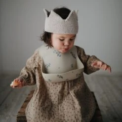 Mushie Siliconen Baby Slabbetje Met Opvangbakje | Shifting Sand | BPA Ftalaatvrij| Afwasbaar -Winkel Voor Babyproducten 1200x1200 705