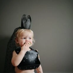 Mushie Siliconen Baby Slabbetje Met Opvangbakje | Shifting Sand | BPA Ftalaatvrij| Afwasbaar -Winkel Voor Babyproducten 1200x1200 707