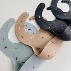 Mushie Siliconen Baby Slabbetje Met Opvangbakje | Retro Cars | BPA Ftalaatvrij| Afwasbaar -Winkel Voor Babyproducten 1200x1200 745