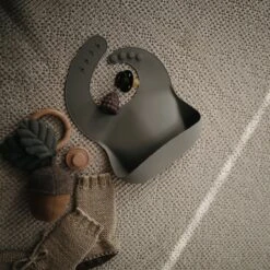 Mushie Siliconen Baby Slabbetje Met Opvangbakje | Retro Cars | BPA Ftalaatvrij| Afwasbaar -Winkel Voor Babyproducten 1200x1200 747