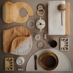 Mushie Siliconen Baby Slabber Met Opvangbakje - Woodchuck -Winkel Voor Babyproducten 1200x1200 768