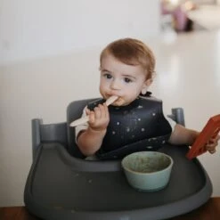 Mushie Siliconen Baby Slabber Met Opvangbakje - Woodchuck -Winkel Voor Babyproducten 1200x1200 769