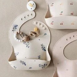 Mushie Siliconen Baby Slabbetje Met Opvangbakje | Lilac Flowers | BPA Ftalaatvrij| Afwasbaar -Winkel Voor Babyproducten 1200x1200 809