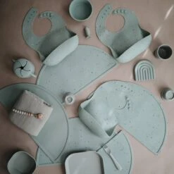 Mushie Siliconen Baby Slabbetje Met Opvangbakje |Cambridge Blue | BPA Ftalaatvrij| Afwasbaar 34 Mushie Siliconen Baby Slabbetje Met Opvangbakje |Cambridge Blue | BPA Ftalaatvrij| Afwasbaar -Winkel Voor Babyproducten 1200x1200 819