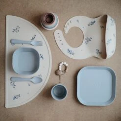 Mushie Siliconen Baby Slabbetje Met Opvangbakje |Cambridge Blue | BPA Ftalaatvrij| Afwasbaar 40 Mushie Siliconen Baby Slabbetje Met Opvangbakje |Cambridge Blue | BPA Ftalaatvrij| Afwasbaar -Winkel Voor Babyproducten 1200x1200 822