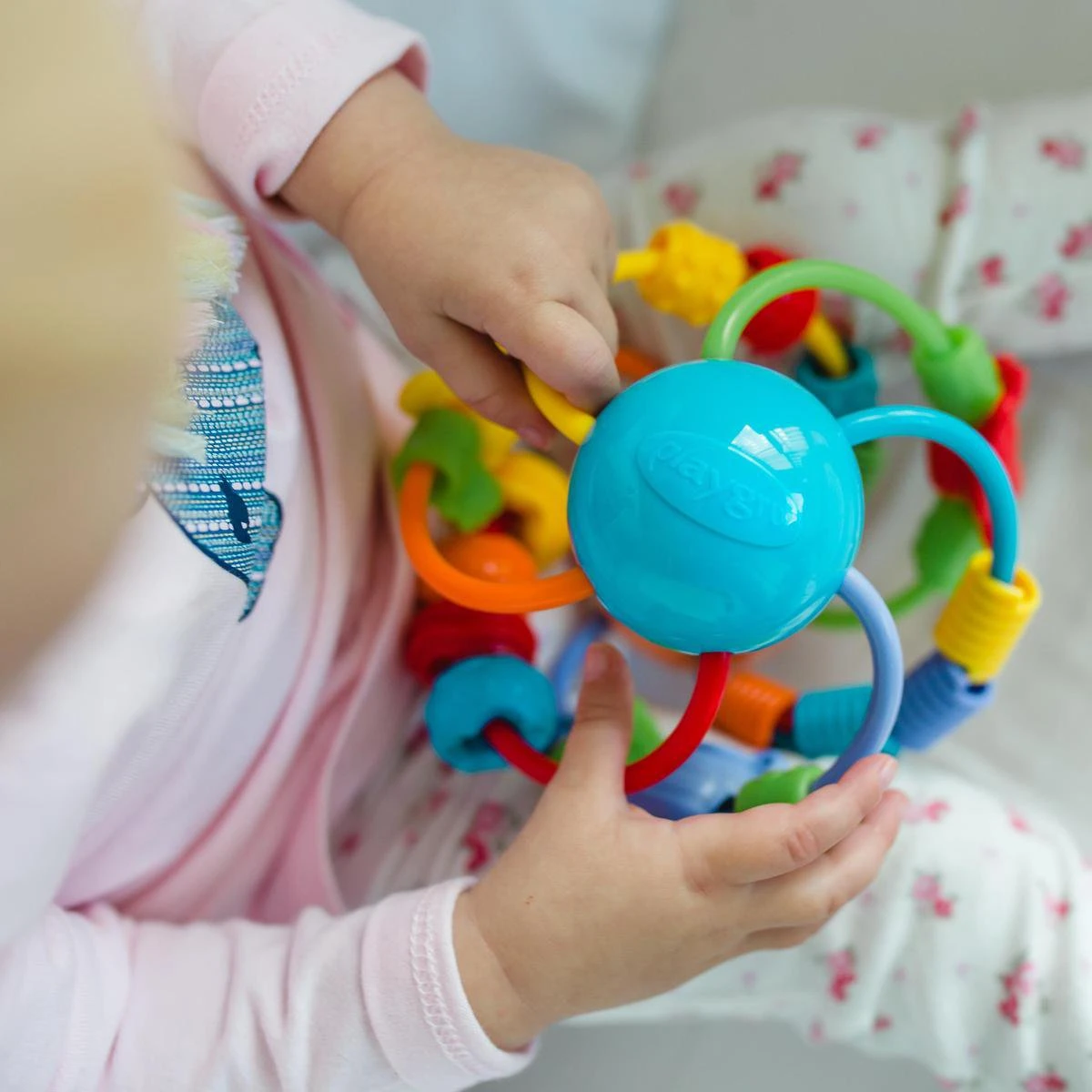 Playgro Speel En Leerbal - Grijp- En Bijtspeelgoed - Klikklak Geluiden - Spiegeltje - Kralen - Cilinder Met Rattelende Ballen 9 Playgro Speel En Leerbal - Grijp- En Bijtspeelgoed - Klikklak Geluiden - Spiegeltje - Kralen - Cilinder Met Rattelende Ballen - Afbeelding 7