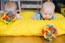 Playgro Buigbare Bendy Ball - Grijp- En Bijtspeelgoed - Incl Rammelaar - Activiteitenbal -Winkel Voor Babyproducten 1200x803 2