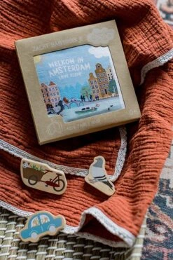 Zacht Babyboekje Amsterdam - 100% Katoen - Fairly Made - In Mooie Geschenkverpakking - Duurzaam En Origineel Kraamcadeau 18 Zacht Babyboekje Amsterdam - 100% Katoen - Fairly Made - In Mooie Geschenkverpakking - Duurzaam En Origineel Kraamcadeau -Winkel Voor Babyproducten 800x1200 1