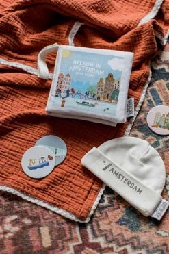 Zacht Babyboekje Amsterdam - 100% Katoen - Fairly Made - In Mooie Geschenkverpakking - Duurzaam En Origineel Kraamcadeau 19 Zacht Babyboekje Amsterdam - 100% Katoen - Fairly Made - In Mooie Geschenkverpakking - Duurzaam En Origineel Kraamcadeau -Winkel Voor Babyproducten 800x1200 2