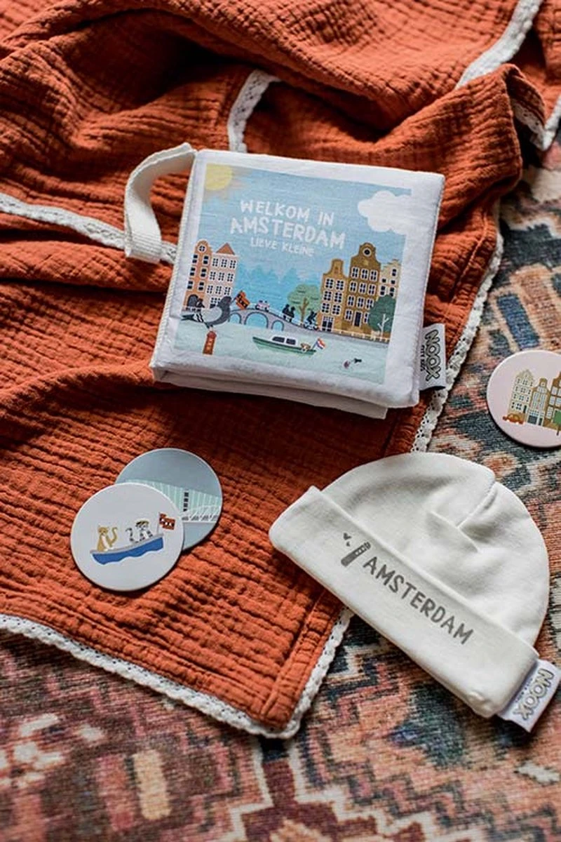 Zacht Babyboekje Amsterdam - 100% Katoen - Fairly Made - In Mooie Geschenkverpakking - Duurzaam En Origineel Kraamcadeau 11 Zacht Babyboekje Amsterdam - 100% Katoen - Fairly Made - In Mooie Geschenkverpakking - Duurzaam En Origineel Kraamcadeau - Afbeelding 9