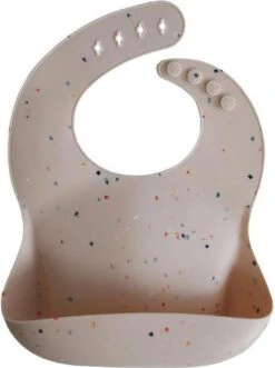 Mushie Siliconen Baby Slabbetje Met Opvangbakje | Safari Tan | BPA Ftalaatvrij| Afwasbaar -Winkel Voor Babyproducten 896x1200