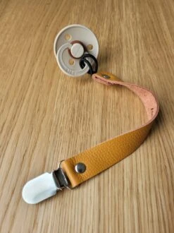 Okergeel, Baby Speenkoord, Speenkoord Jongen, Speenkoord Meisje, Leren Speenkoord, Bibs Speen, Kraamcadeau, Kraamkado