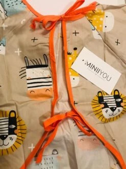 Slabbetje Lange Mouwen Met Opvangbak Jongens - Leeuw - 12-36 Maanden - Katoenen Mouwen Met Kunststof Voorzijde - Lange Mouwen Slabber -Winkel Voor Babyproducten 900x1200 12