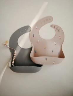 Mushie Siliconen Baby Slabbetje Met Opvangbakje | Rocket | BPA Ftalaatvrij| Afwasbaar 24 Mushie Siliconen Baby Slabbetje Met Opvangbakje | Rocket | BPA Ftalaatvrij| Afwasbaar -Winkel Voor Babyproducten 907x1200 3